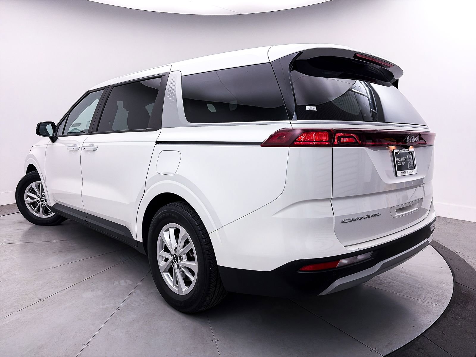 Used 2022 Kia Carnival LX image 2