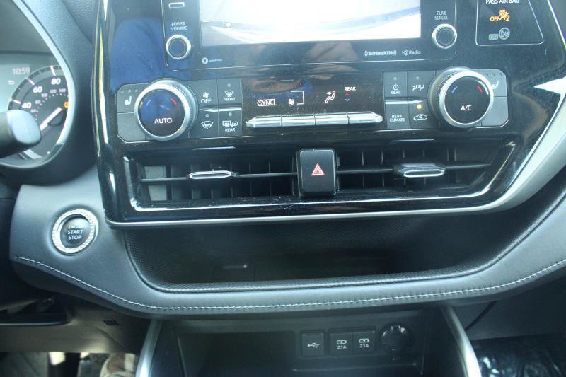 Used 2021 Toyota Highlander XLE FWD image 16