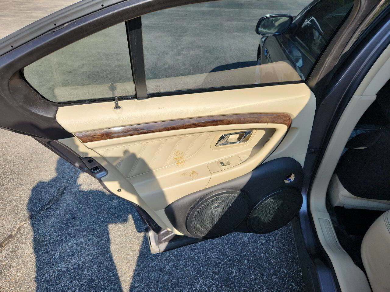 Used 2014 Ford Taurus Limited w/ Equipment Group 301A FWD image 18