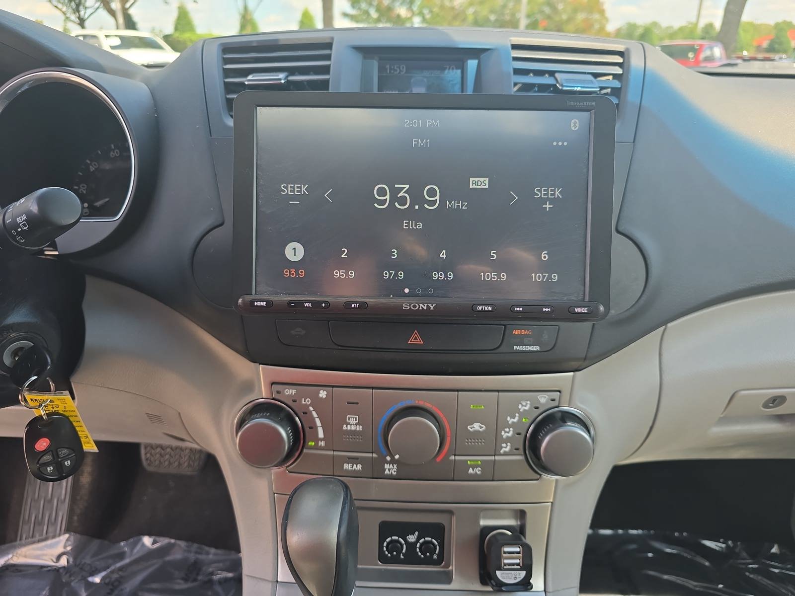 Used 2012 Toyota Highlander SE w/ Tow Pkg FWD image 19