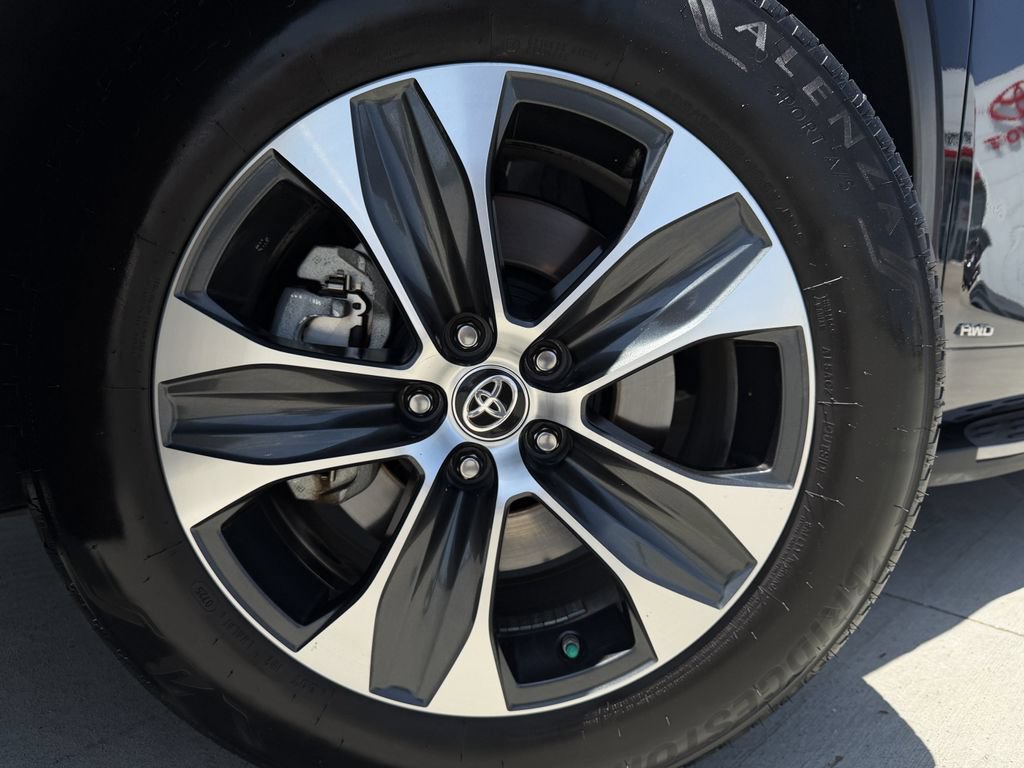 Used 2025 Toyota Highlander XLE AWD/4WD image 9