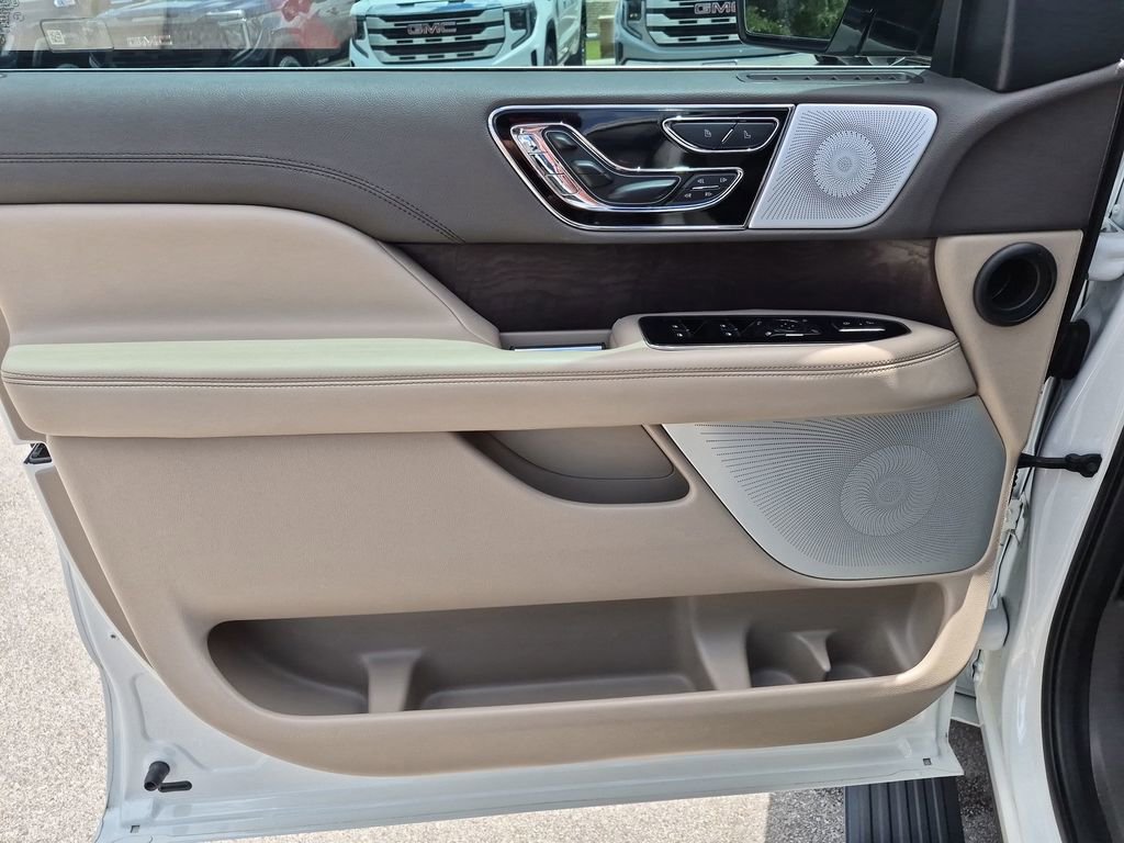 Used 2023 Lincoln Navigator Reserve AWD/4WD image 18