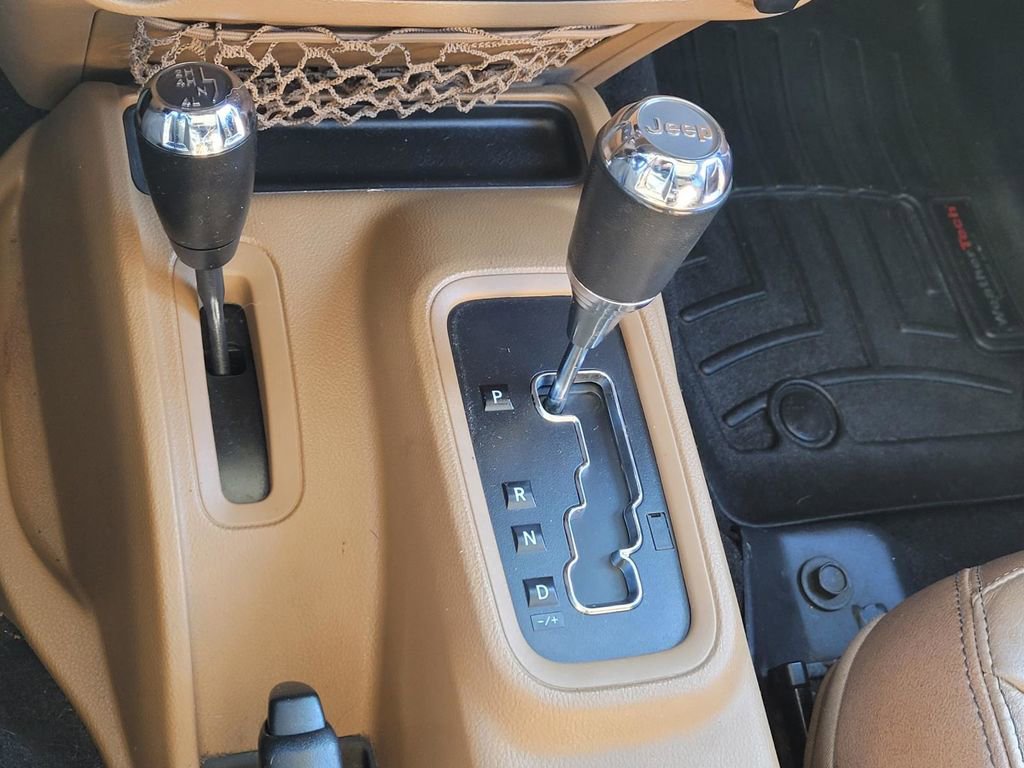 Used 2017 Jeep Wrangler Unlimited Rubicon w/ Connectivity Group image 29