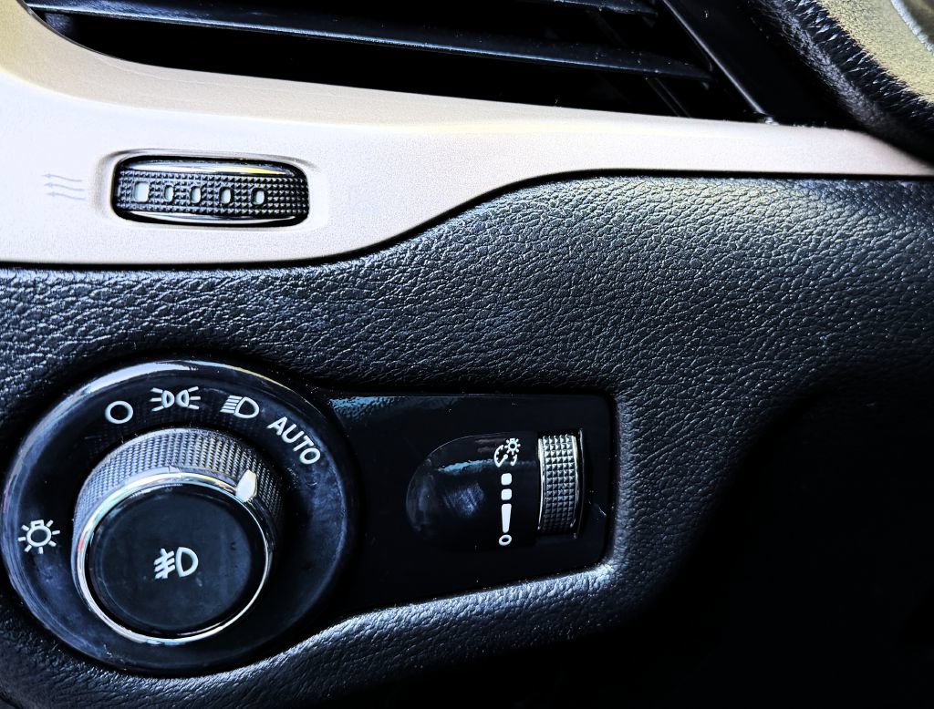 Used 2018 Jeep Cherokee Latitude FWD image 15