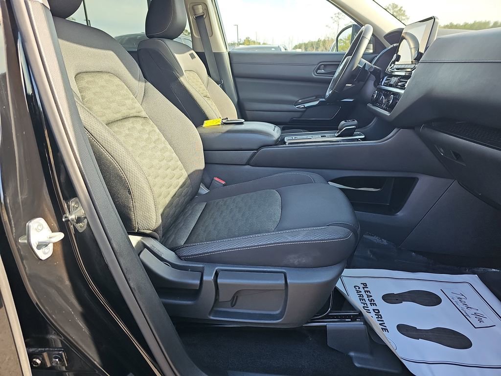 Used 2025 Nissan Pathfinder SV image 13