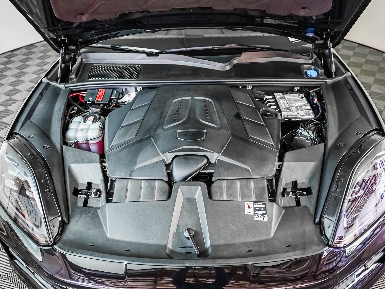 Used 2025 Porsche Cayenne image 13