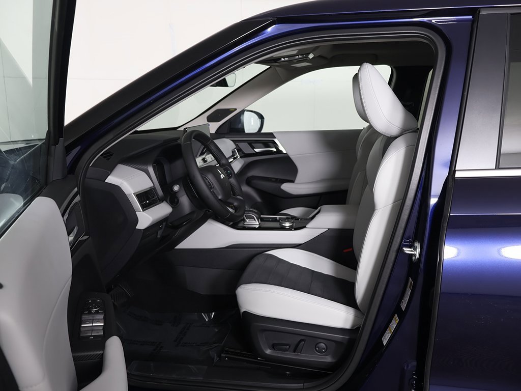 New 2025 Mitsubishi Outlander SE image 32