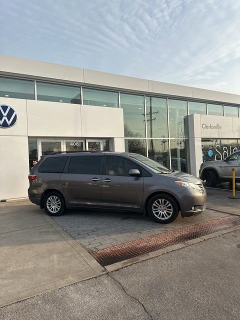 Used 2017 Toyota Sienna XLE image 4