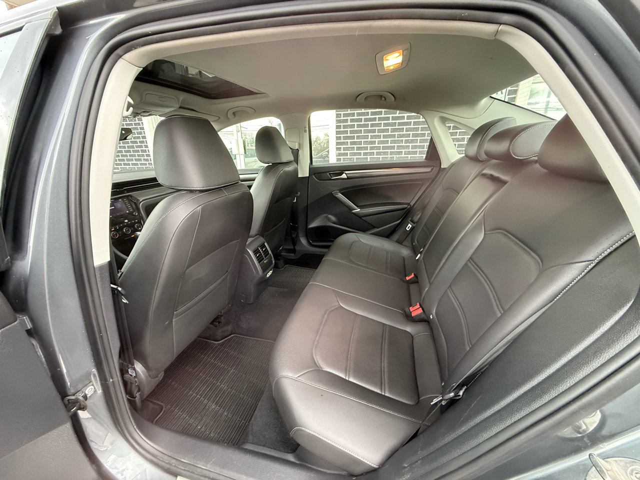 Used 2020 Volkswagen Passat 2.0T R-Line image 15