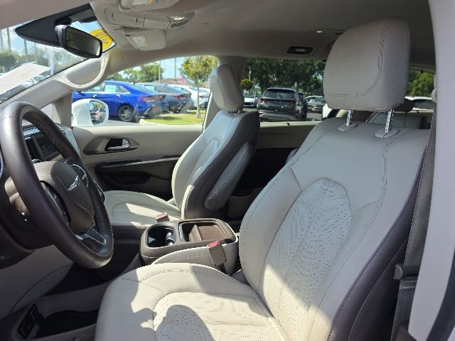 Used 2019 Chrysler Pacifica Touring-L FWD image 5