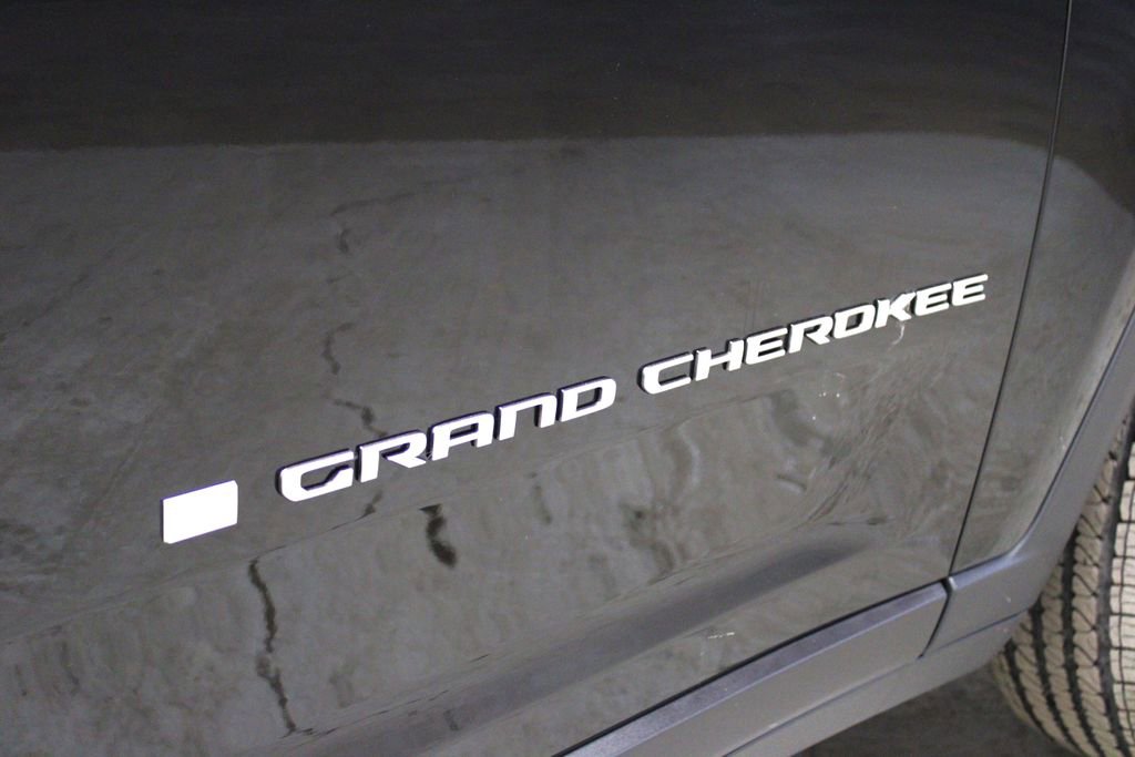 New 2025 Jeep Grand Cherokee Laredo w/ Luxury Tech Group I image 35