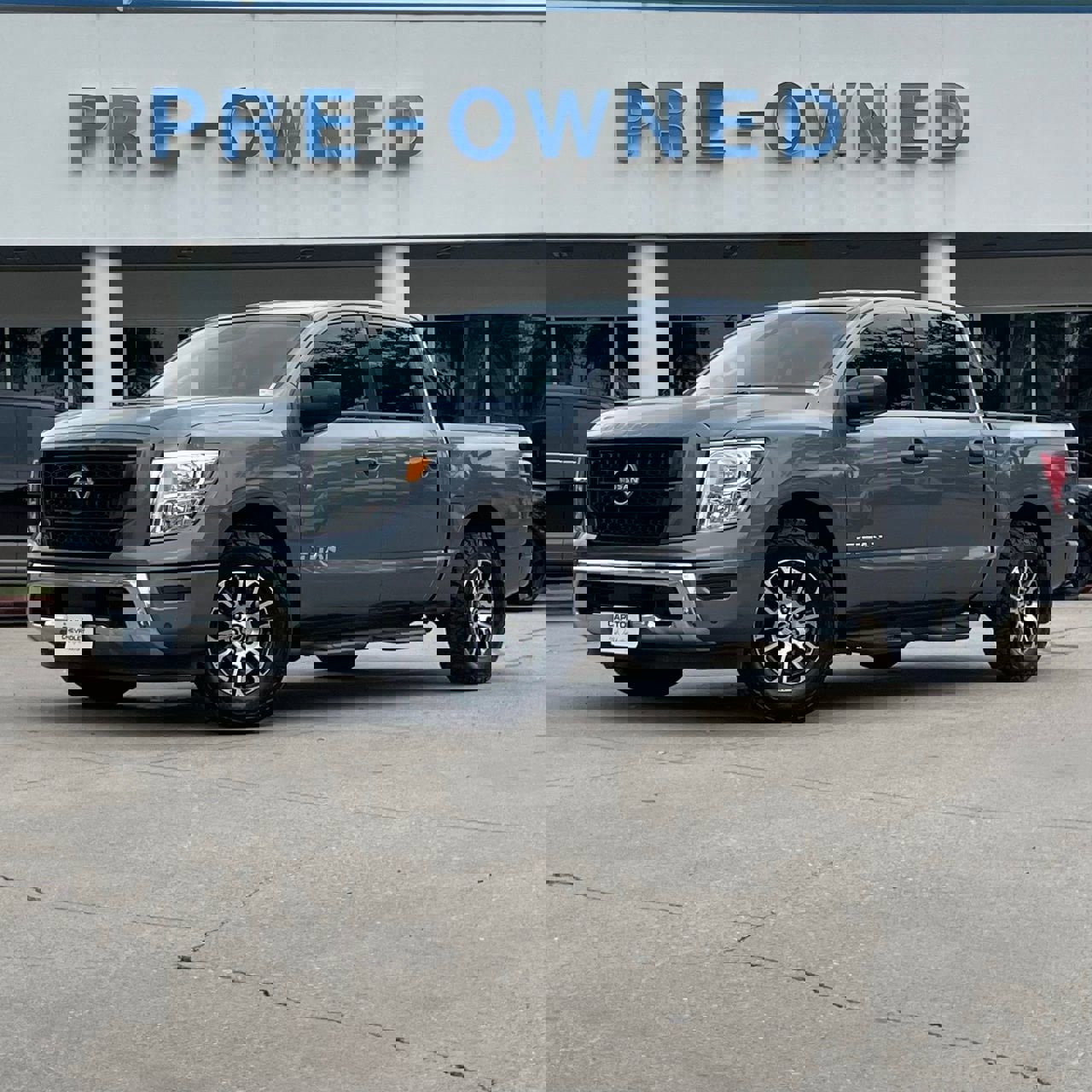 Used 2024 Nissan Titan SV w/ SV Convenience Package image 2