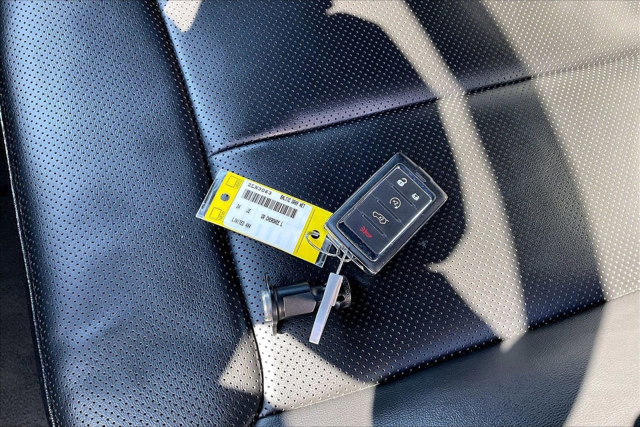 Used 2024 Jeep Grand Cherokee L Limited w/ Luxury Tech Group II image 35