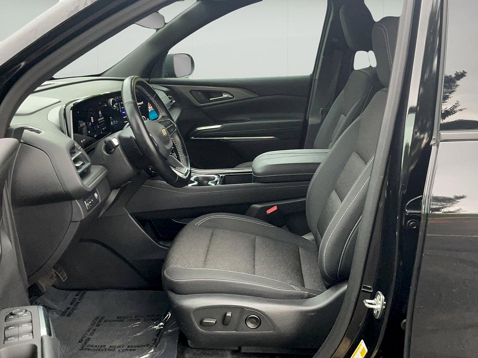 Used 2025 Chevrolet Traverse LT FWD image 17