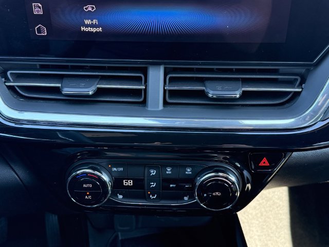 Used 2025 Chevrolet Trax RS w/ Sunroof Package FWD image 12