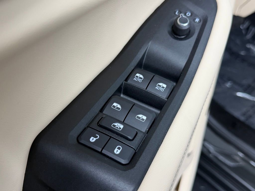 Used 2023 Jeep Grand Cherokee Limited w/ Luxury Tech Group II image 18