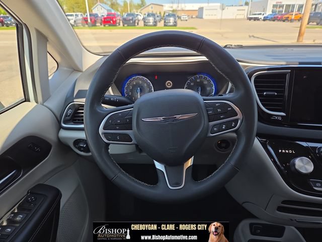 Used 2023 Chrysler Pacifica Touring-L FWD image 51