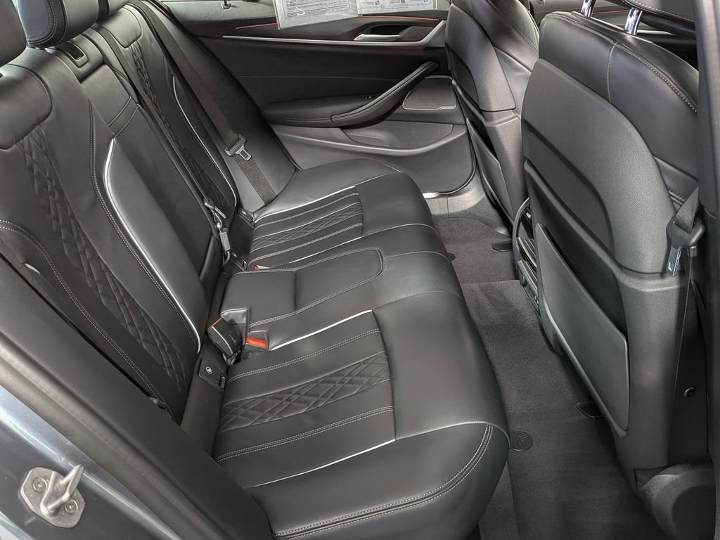 Used 2021 BMW M550i xDrive image 41