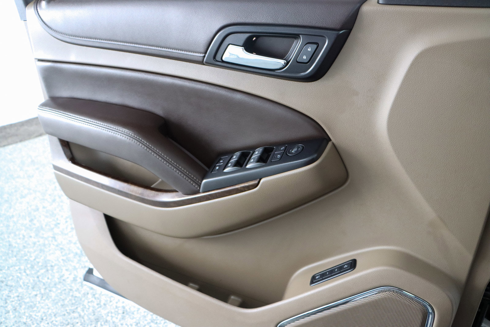 Used 2018 Chevrolet Suburban LT image 25