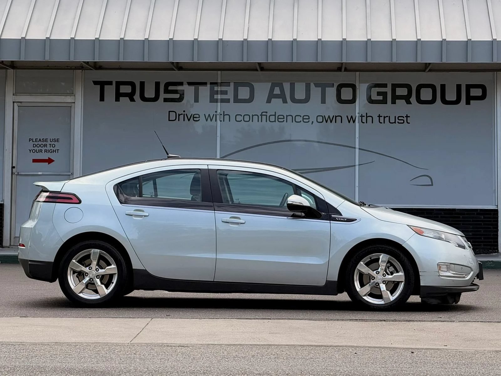 Used 2011 Chevrolet Volt Premium w/ Premium Trim Package FWD image 5