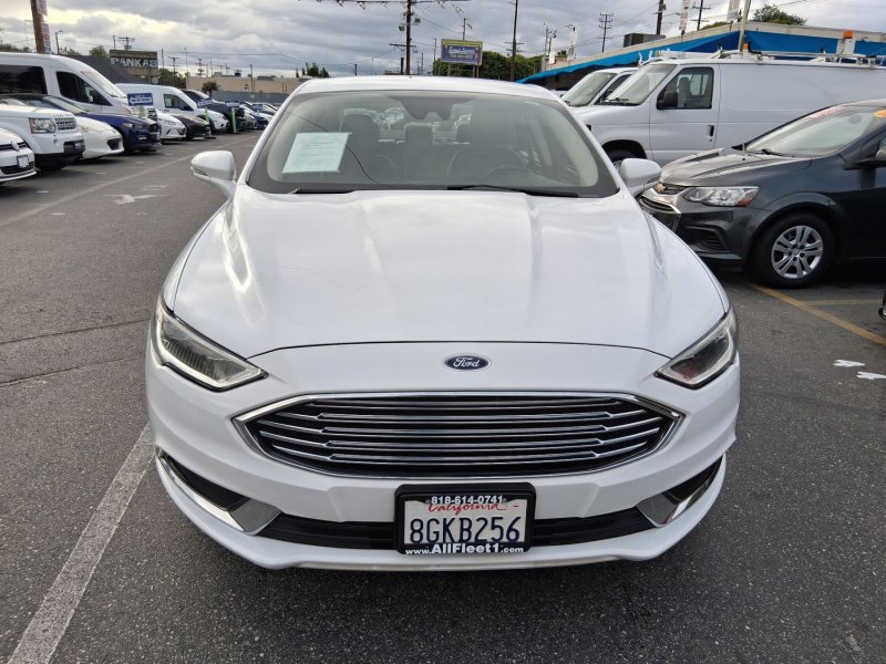 Used 2018 Ford Fusion SE w/ Equipment Group 602A FWD image 2