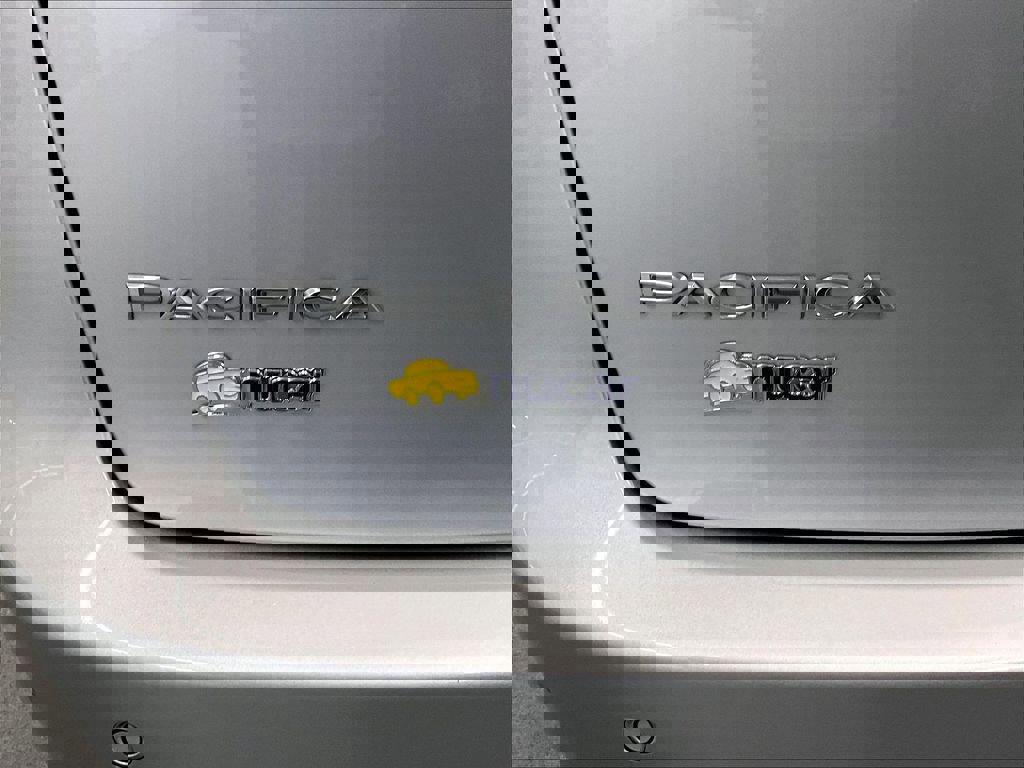 Used 2023 Chrysler Pacifica Touring-L FWD image 28