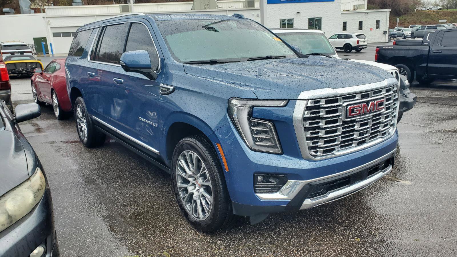 Used 2025 GMC Yukon XL Denali w/ Denali Reserve Package image 2