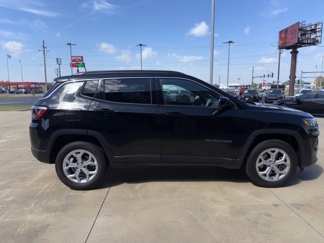 Used 2024 Jeep Compass Latitude AWD/4WD image 6