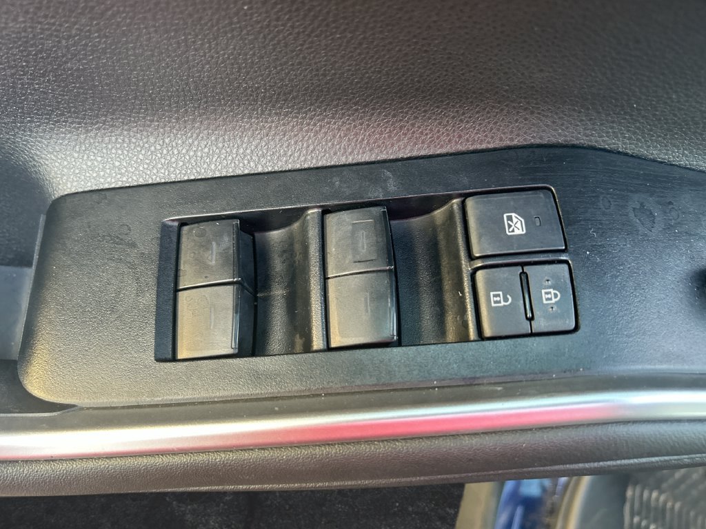 Used 2024 Toyota Highlander XLE FWD image 13