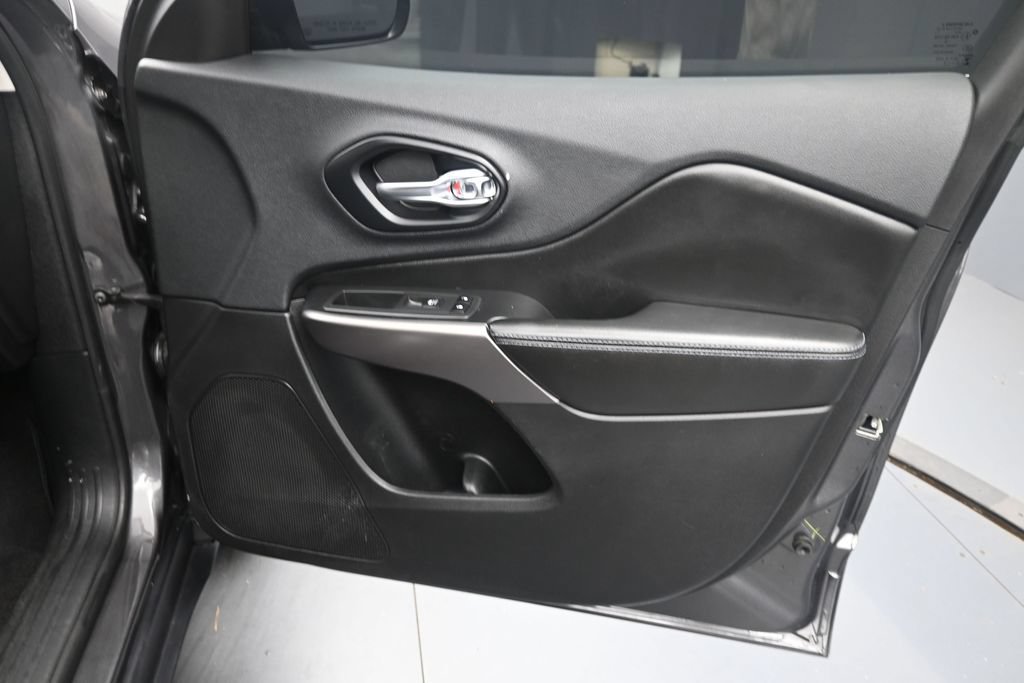 Used 2019 Jeep Cherokee Latitude Plus w/ Comfort/Convenience Group FWD image 26