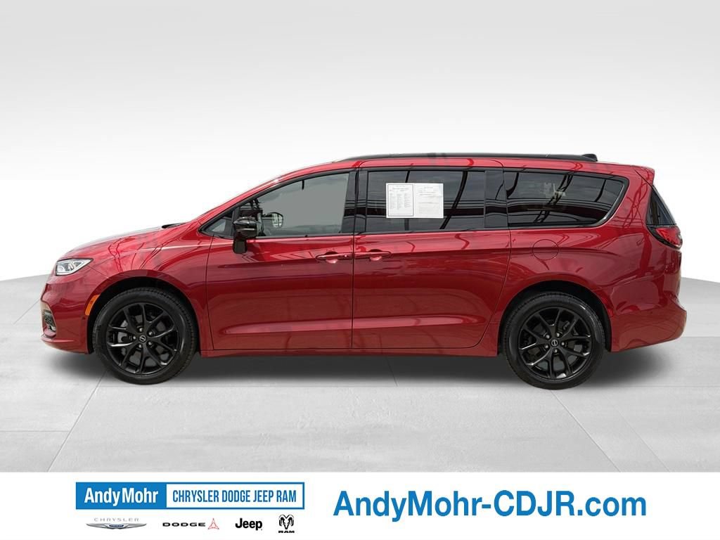 Used 2025 Chrysler Pacifica Limited w/ Uconnect Theater Family Group AWD/4WD image 4