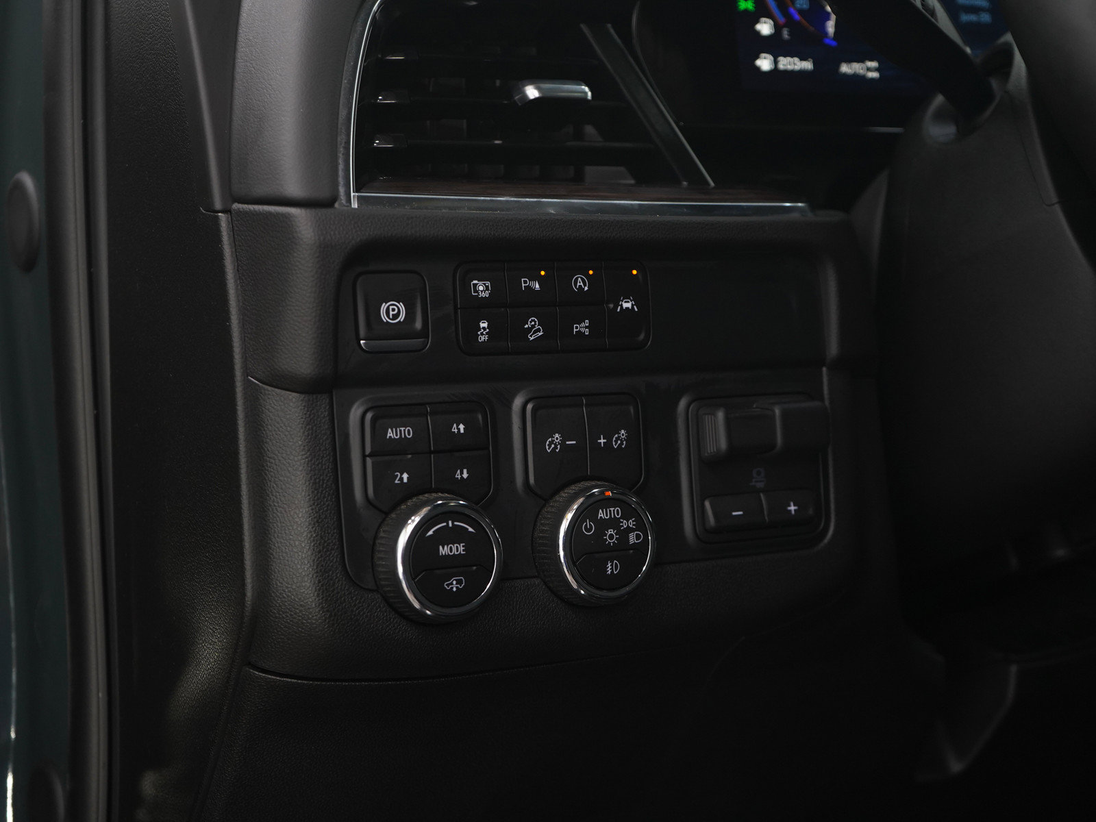 Used 2025 Chevrolet Tahoe Z71 w/ Z71 Off-Road Package AWD/4WD image 26