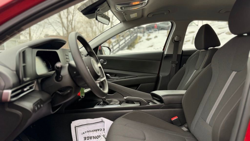 Certified 2025 Hyundai Elantra SE w/ Cargo Package image 14