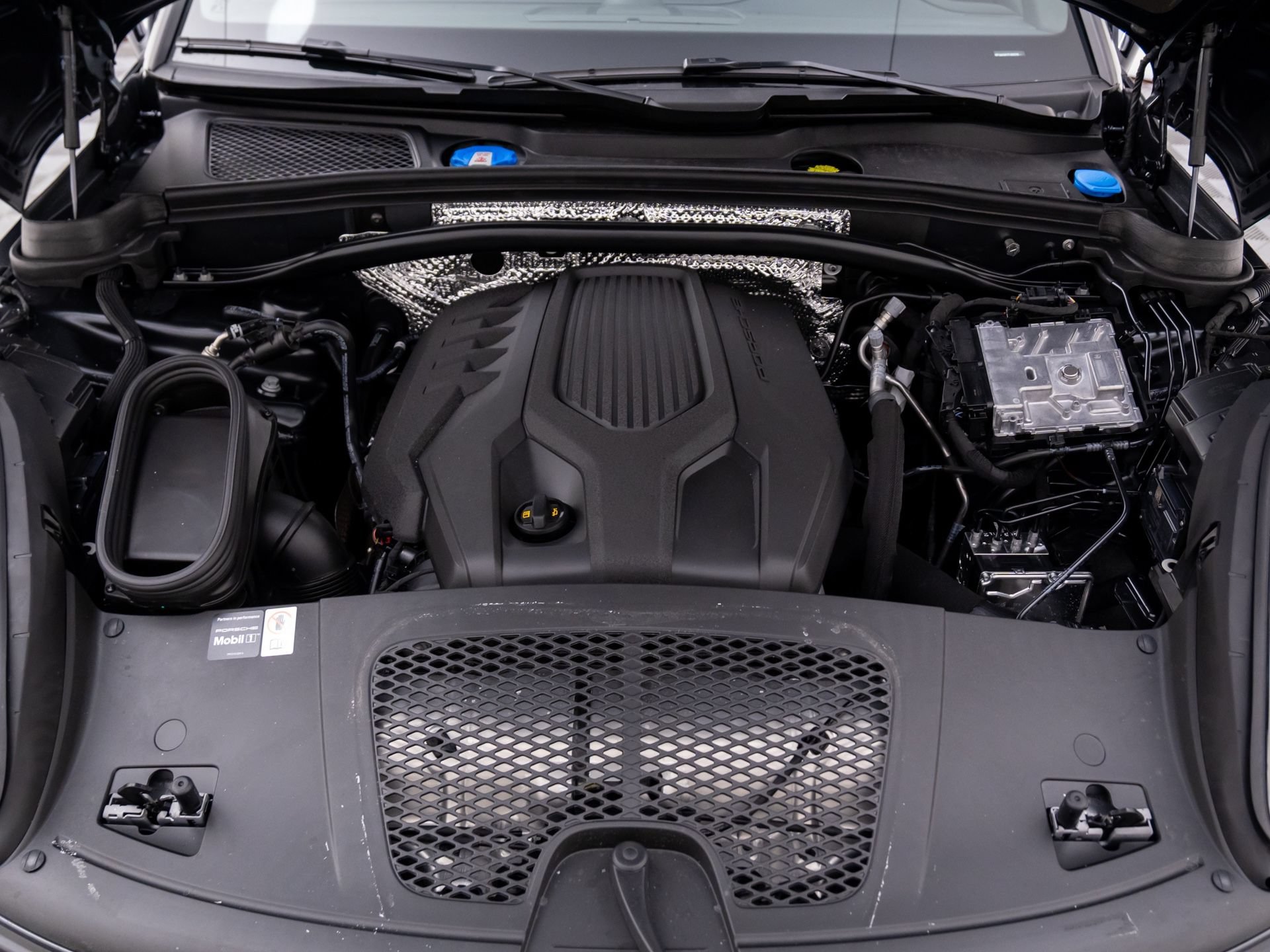 Certified 2026 Porsche Macan AWD/4WD image 28