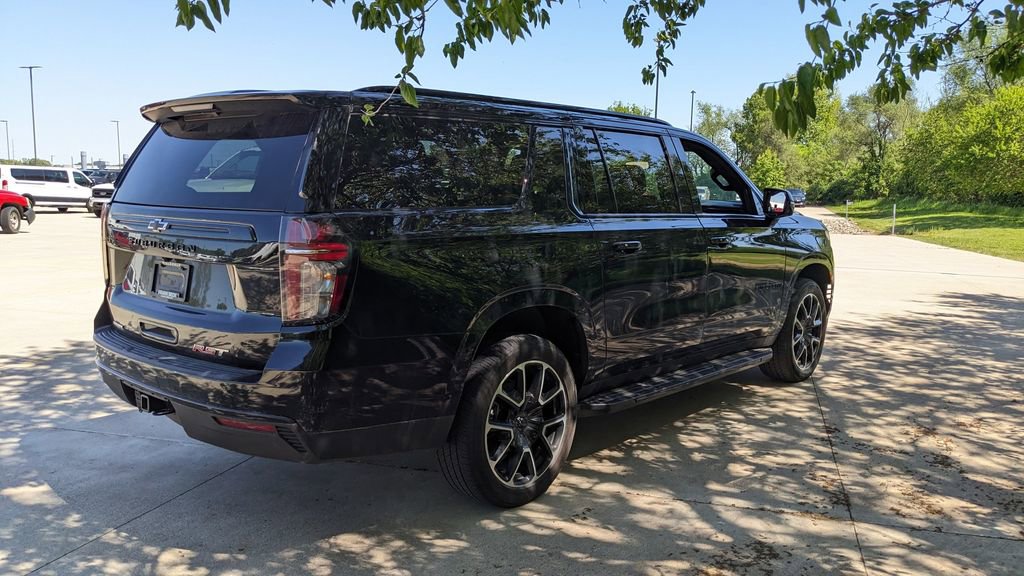 Used 2024 Chevrolet Suburban RST w/ Luxury Package AWD/4WD image 3