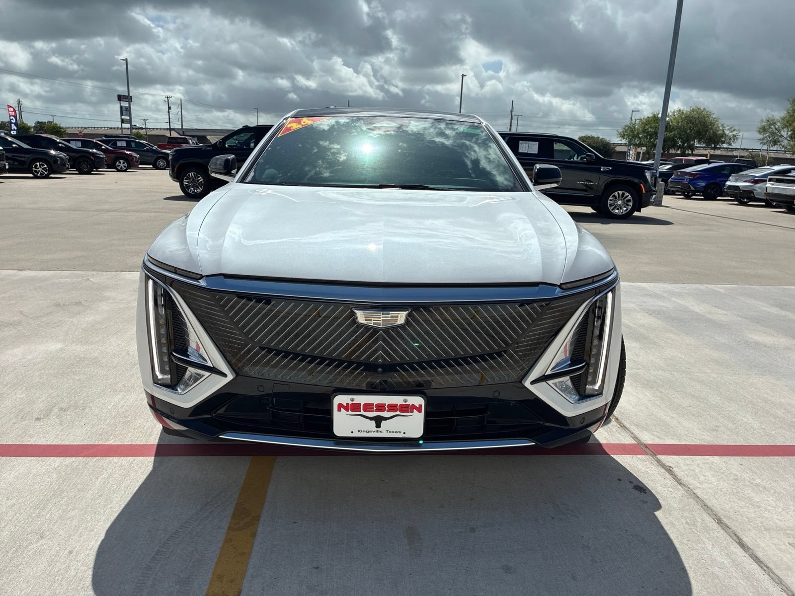 Used 2024 Cadillac Lyriq Luxury w/ LPO, Floor Liner Package AWD/4WD image 2