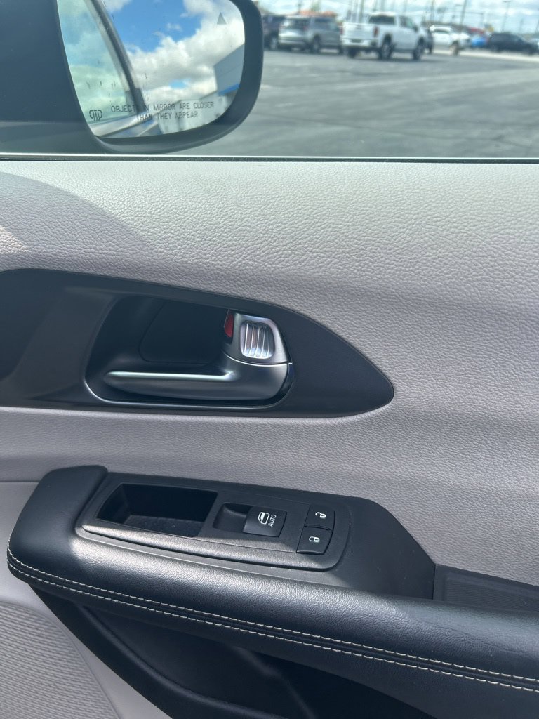 Used 2023 Chrysler Pacifica Touring-L FWD image 50