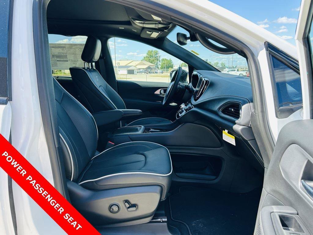 New 2026 Chrysler Pacifica Limited w/ Uconnect Theater Family Group image 43