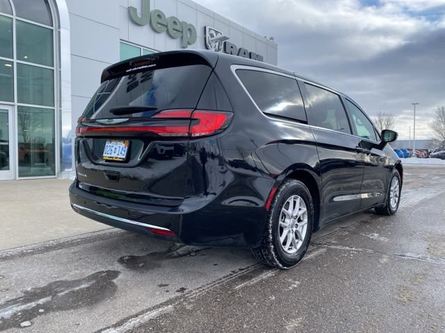 Used 2024 Chrysler Pacifica Touring-L FWD image 5