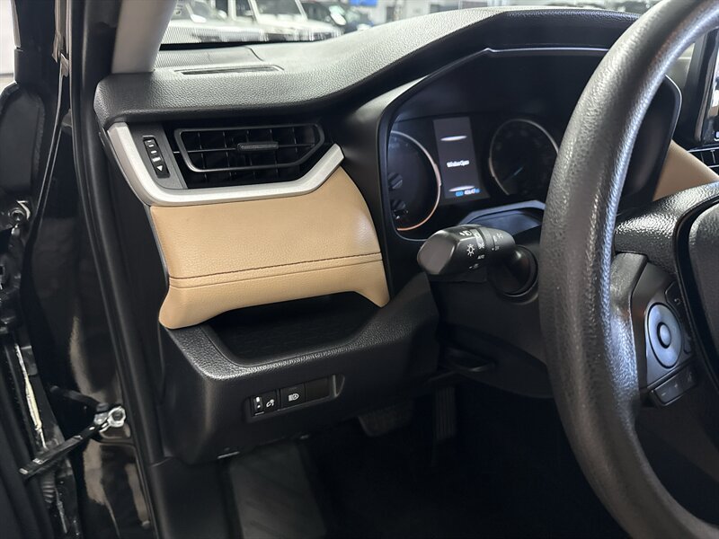 Used 2020 Toyota RAV4 XLE AWD/4WD image 17