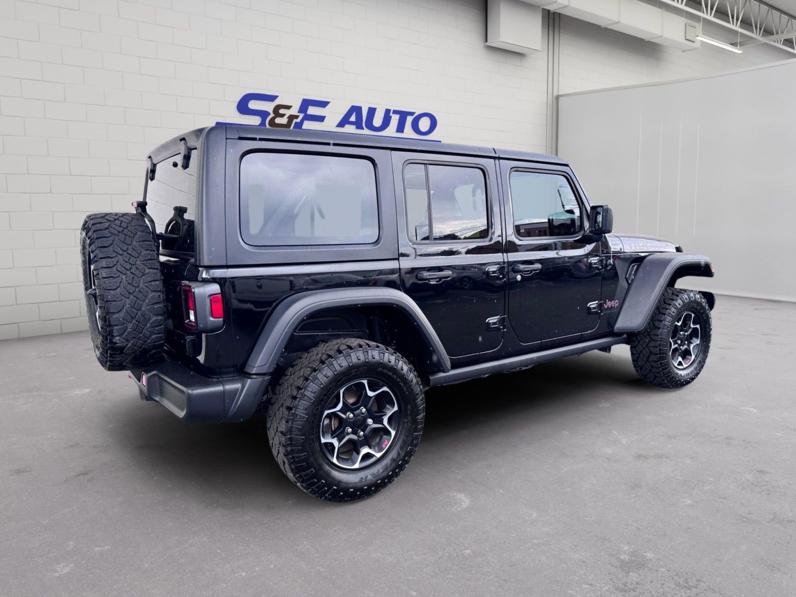 Used 2023 Jeep Wrangler Unlimited Rubicon w/ Dual Top Group AWD/4WD image 6