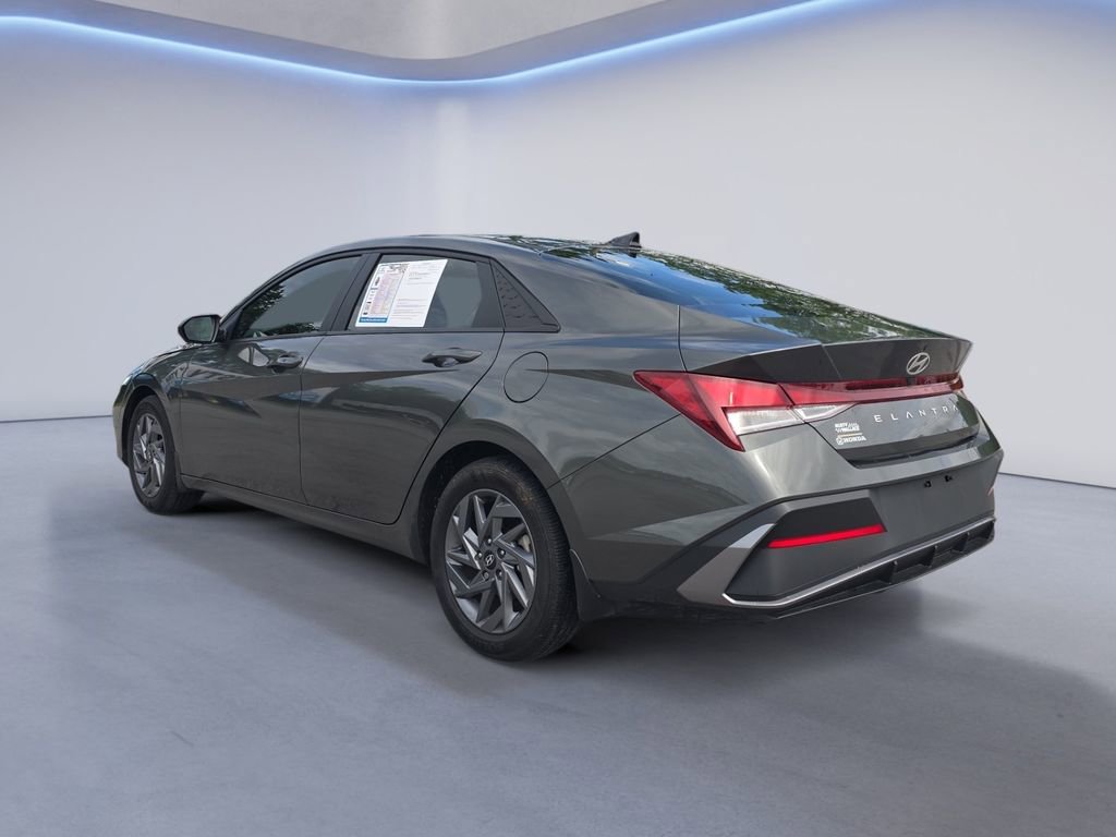 Used 2024 Hyundai Elantra SEL FWD image 3