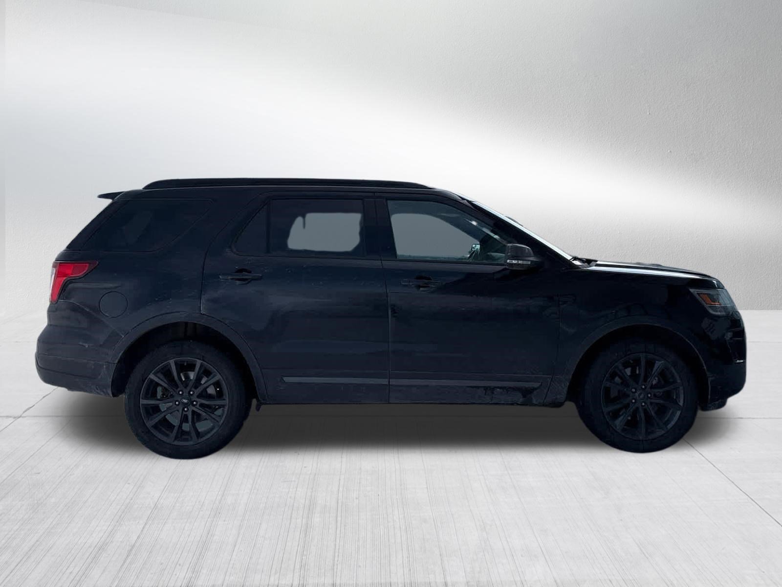 Used 2018 Ford Explorer XLT w/ Equipment Group 202A image 9