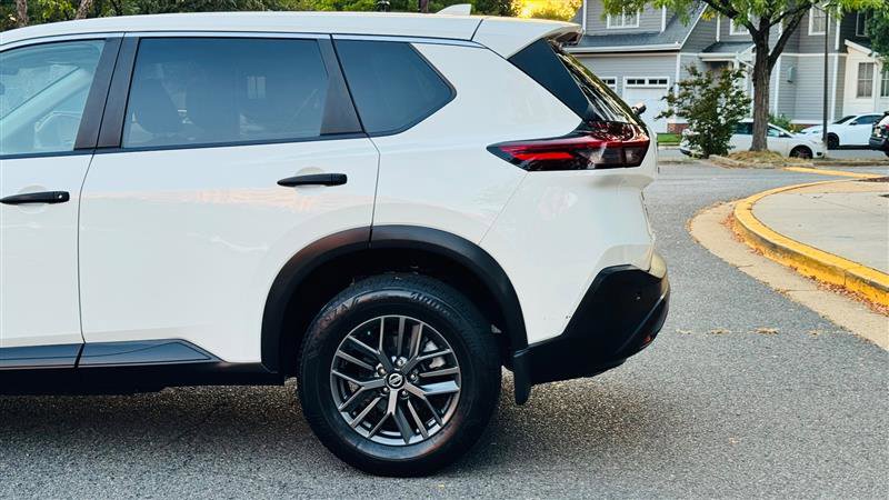 Used 2021 Nissan Rogue S FWD image 11