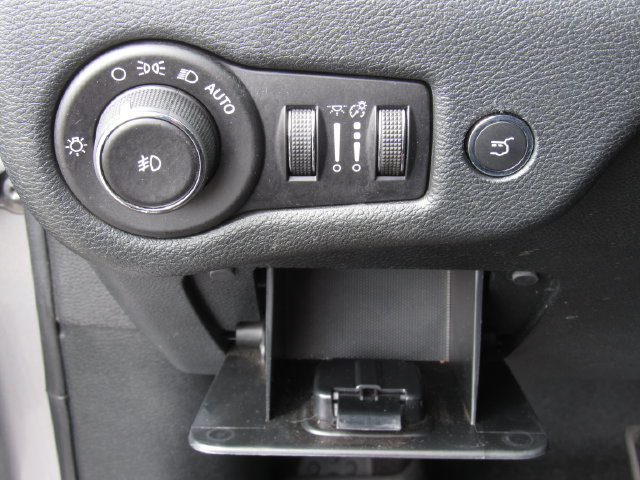 Used 2018 Jeep Cherokee Limited FWD image 33