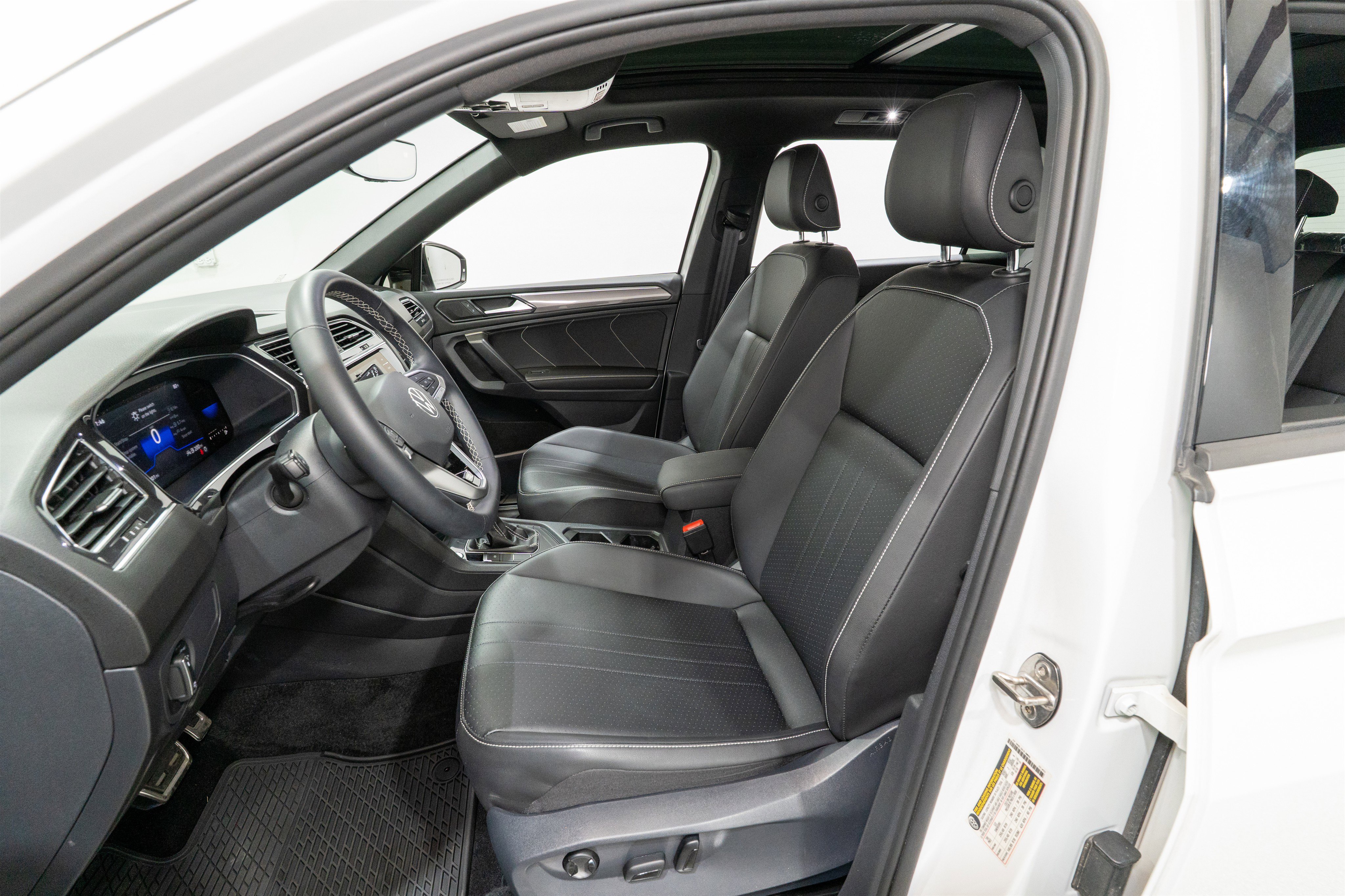 Used 2023 Volkswagen Tiguan SE R-Line image 15