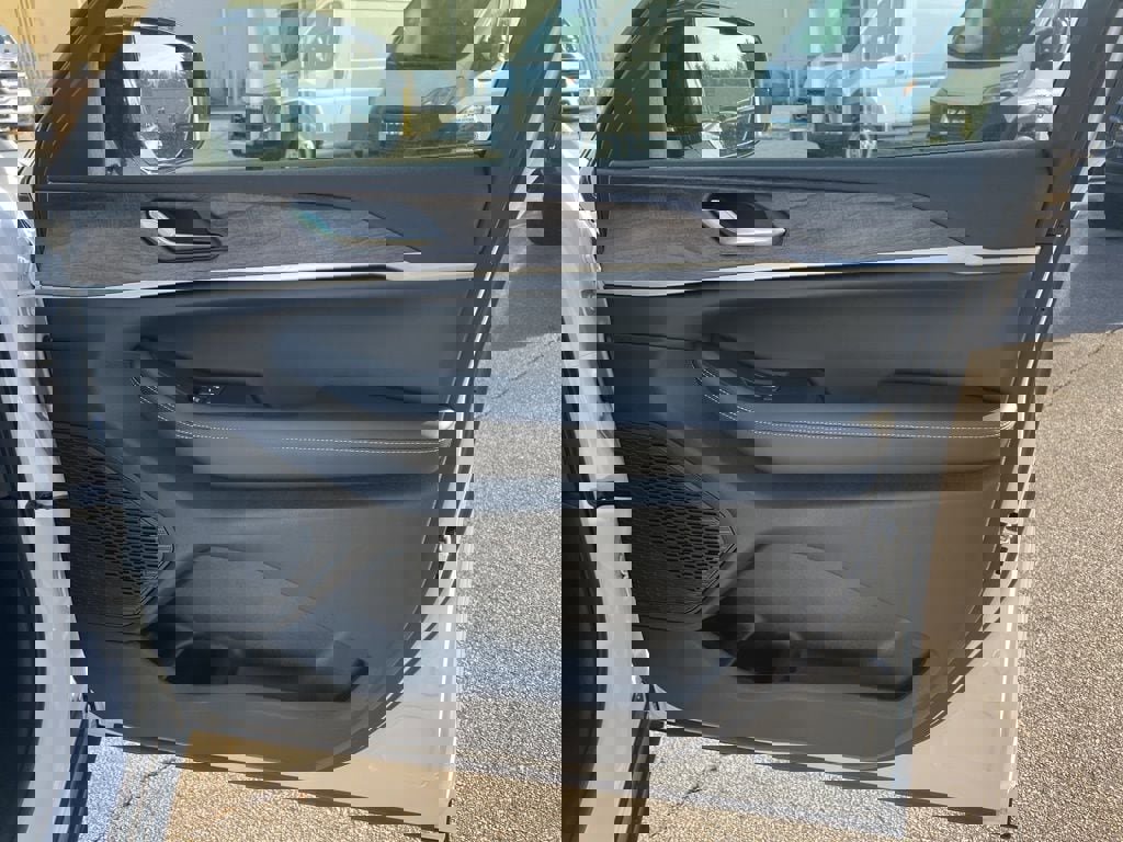 New 2026 Jeep Grand Cherokee Altitude image 10