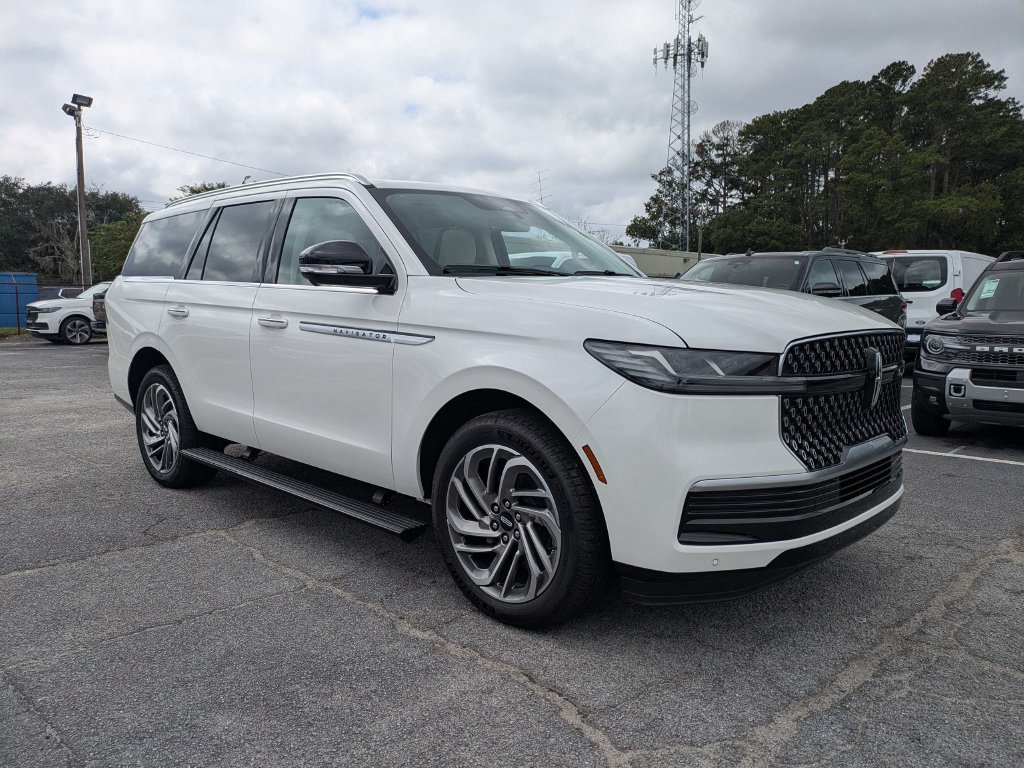 New 2027 Lincoln Navigator Reserve AWD/4WD image 2
