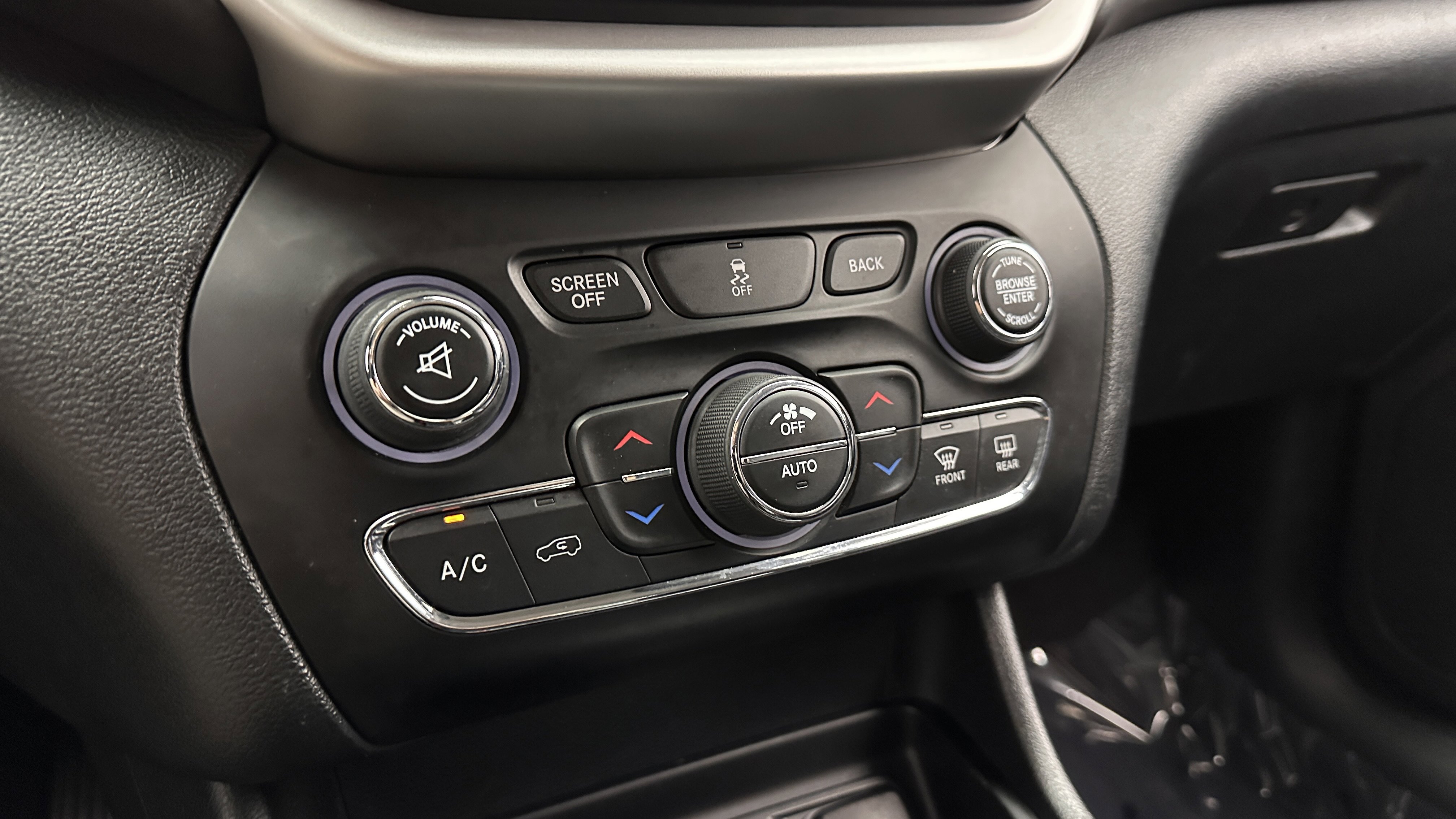 Used 2016 Jeep Cherokee Overland FWD image 17