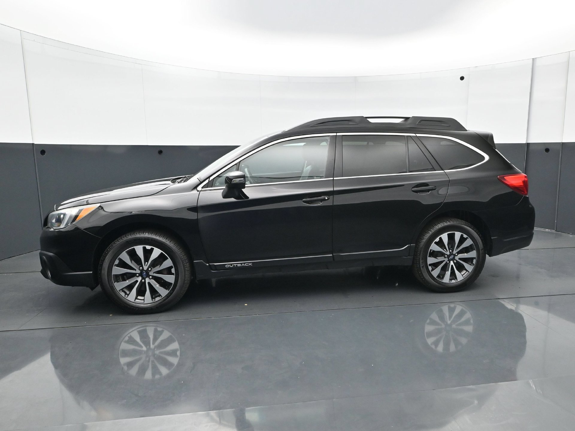 Used 2016 Subaru Outback 2.5i Limited AWD/4WD image 2
